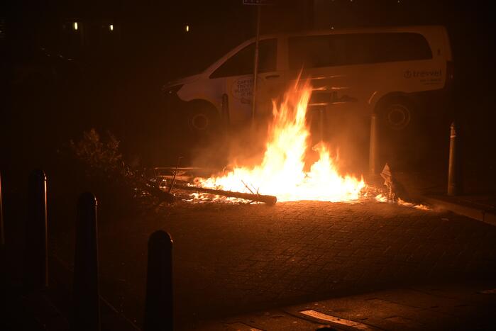 Brandweer voorkomt brandoverslag naar auto