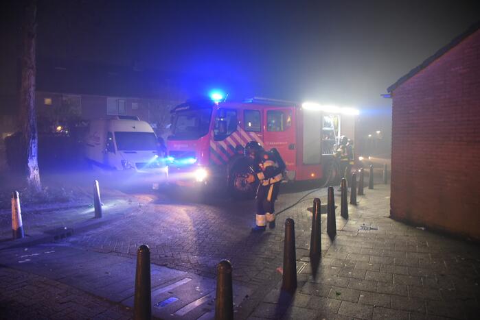Brandweer voorkomt brandoverslag naar auto