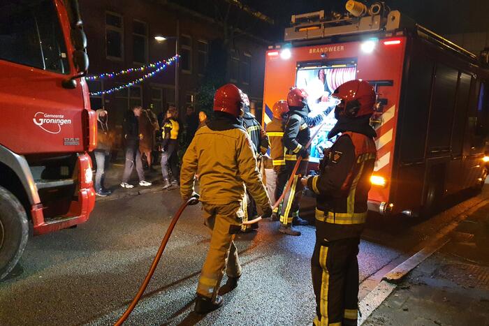 Brandweer blust brandend afval