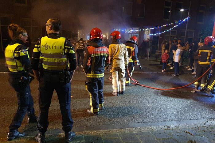 Brandweer blust brandend afval