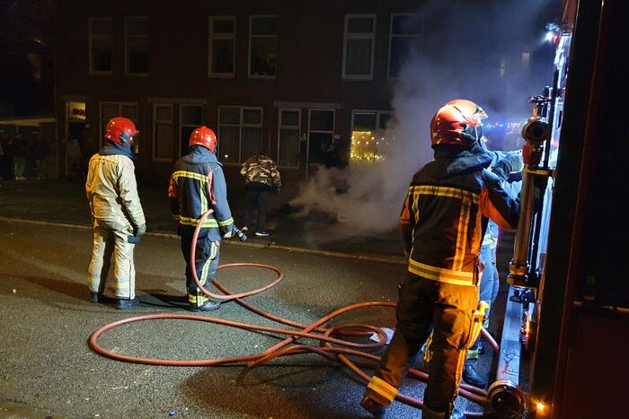 Brandweer blust brandend afval