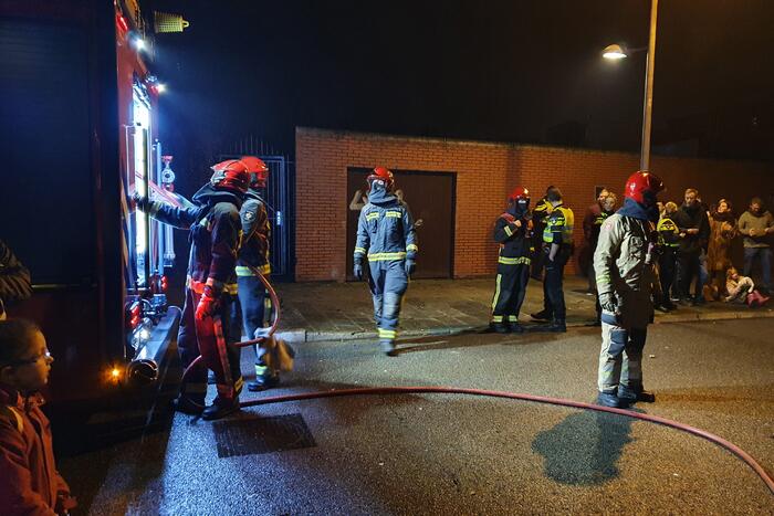 Brandweer blust brandend afval