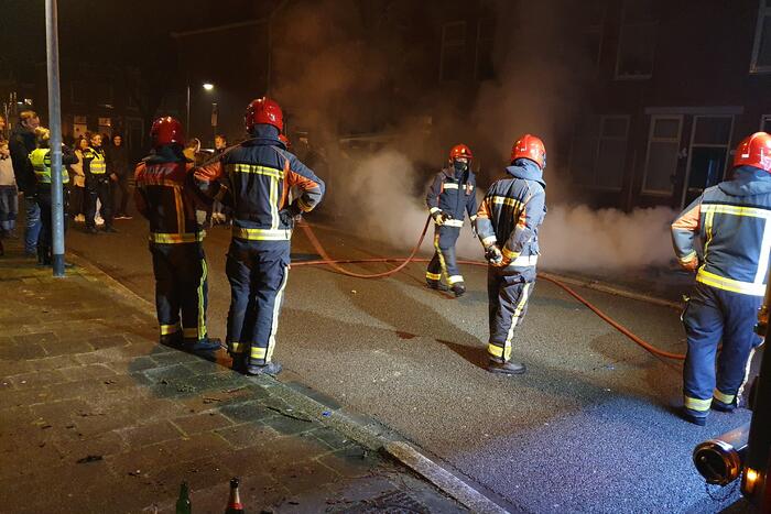 Brandweer blust brandend afval