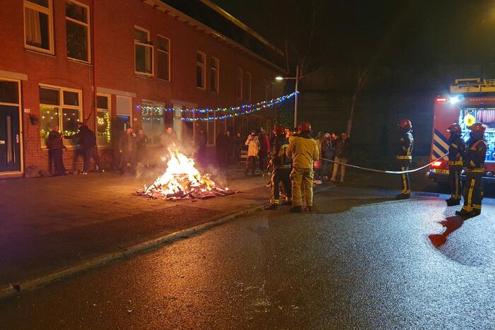 Brandweer blust brandend afval