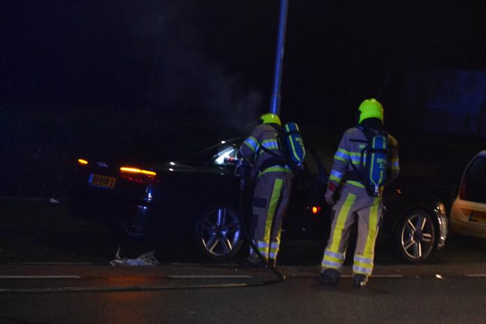Auto brandt volledig uit