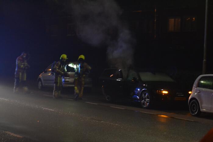Auto brandt volledig uit