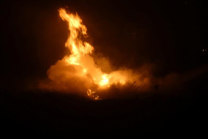 Berg bouwafval uitgebrand