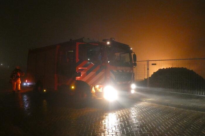 Berg bouwafval uitgebrand