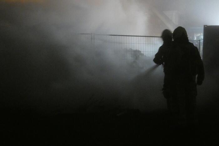 Berg bouwafval uitgebrand