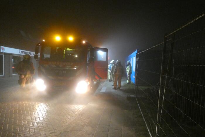 Berg bouwafval uitgebrand