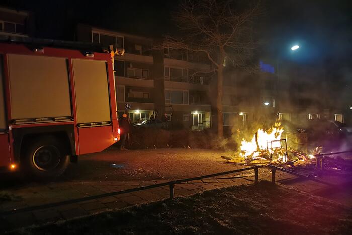 Berg afval in brand gestoken