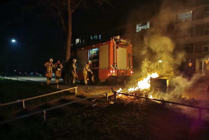 Berg afval in brand gestoken