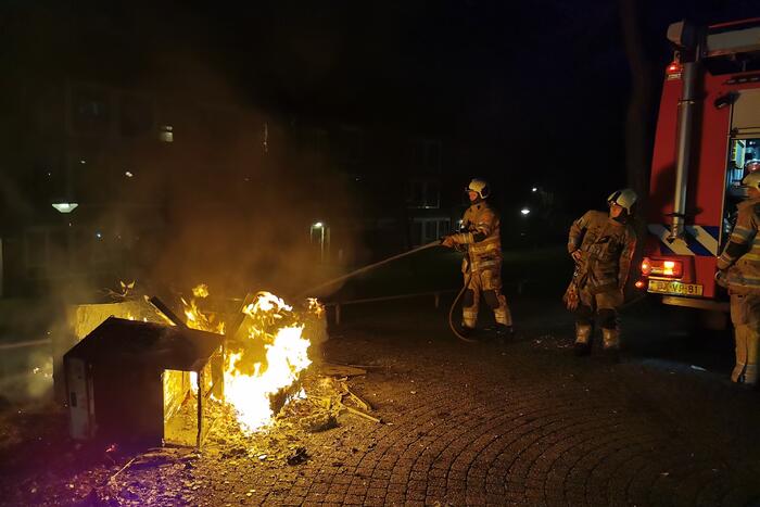 Berg afval in brand gestoken