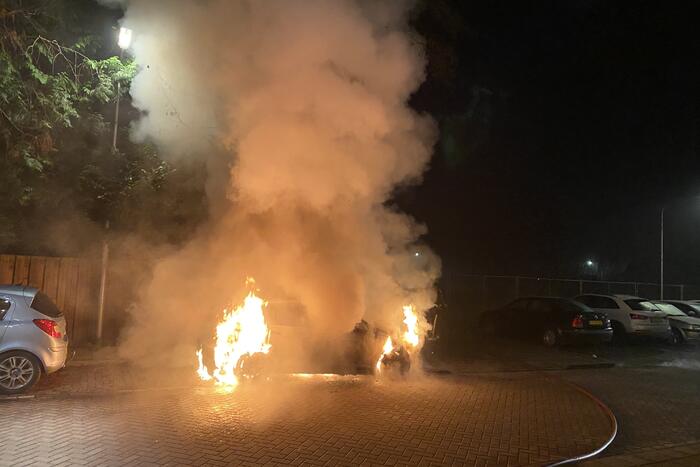 Auto volledig verwoest door brand