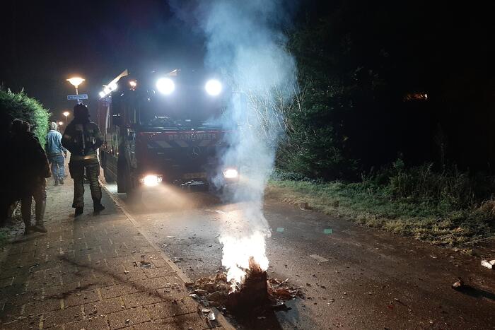 Vuurwerkafval in brand en snel geblust