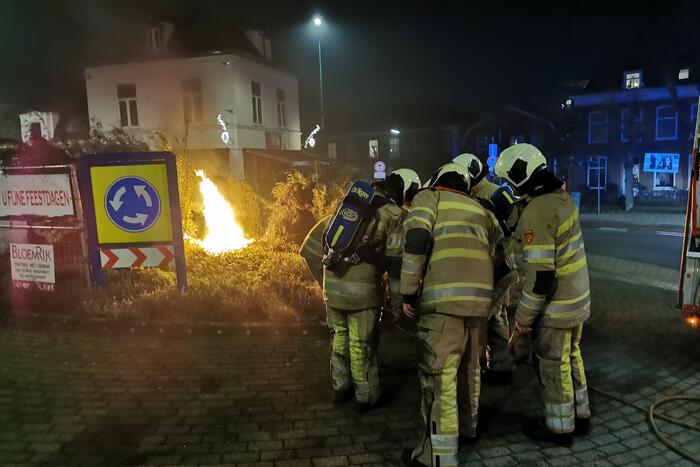 Beren op rotonde opgeblazen door vuurwerk