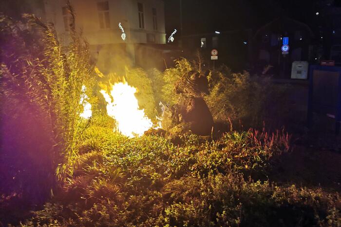 Beren op rotonde opgeblazen door vuurwerk