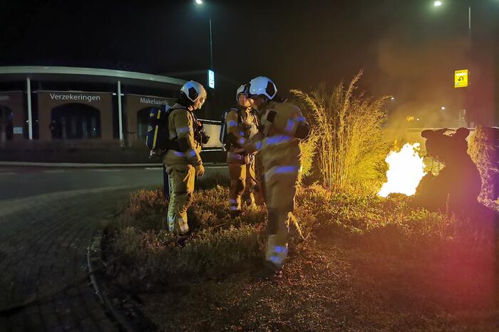 Beren op rotonde opgeblazen door vuurwerk