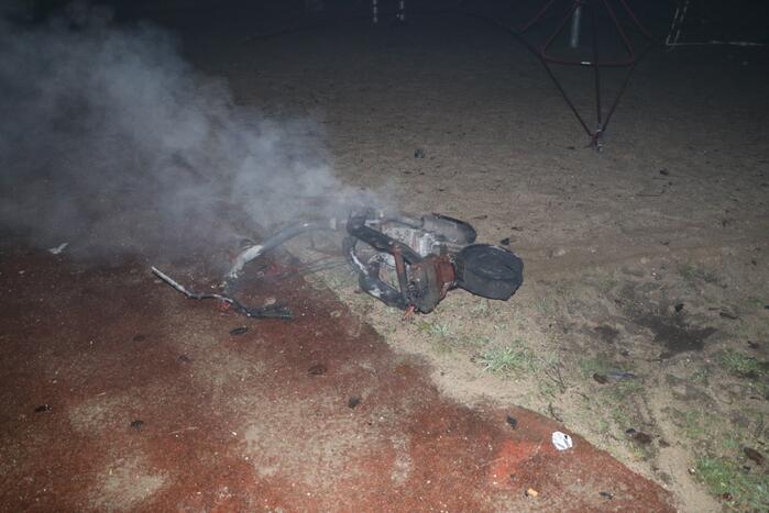 Scooter en parkeerautomaat verwoest door brand