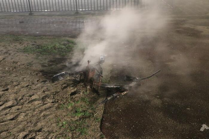 Scooter en parkeerautomaat verwoest door brand