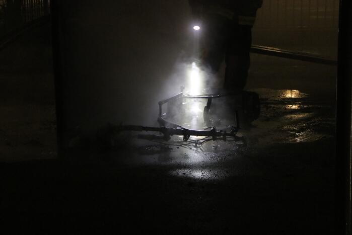 Scooter en parkeerautomaat verwoest door brand