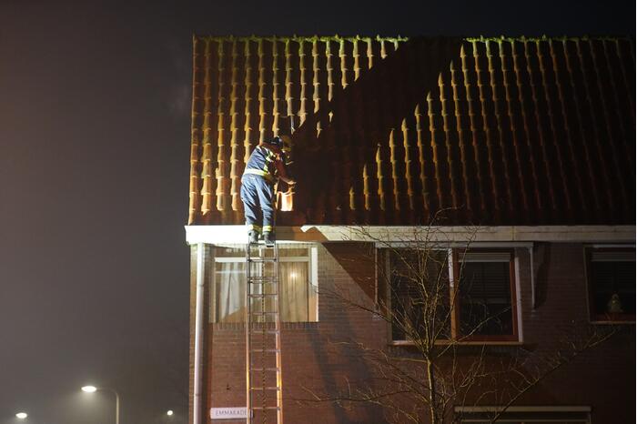 Dakpannen los op dak van woning