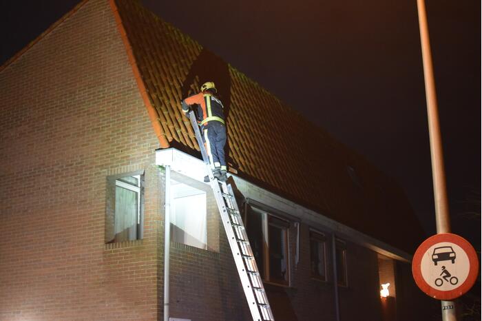 Dakpannen los op dak van woning