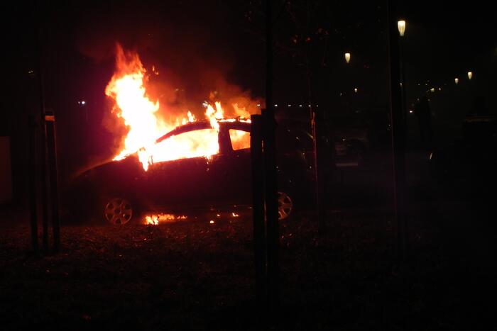 Auto verwoest door brand