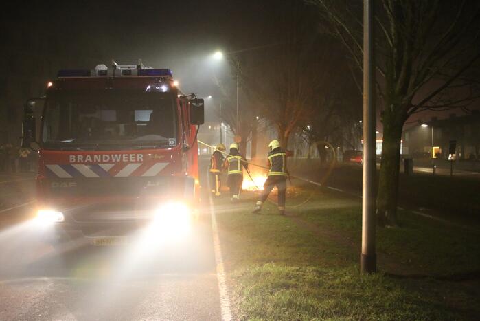 Brandweer blust twee vreugdevuren