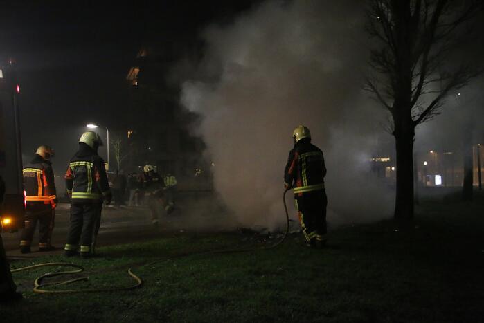 Brandweer blust twee vreugdevuren