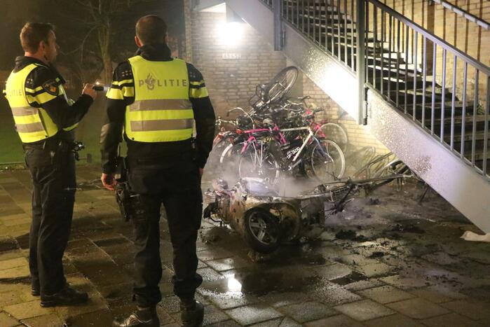 Opnieuw scooter in brand gestoken
