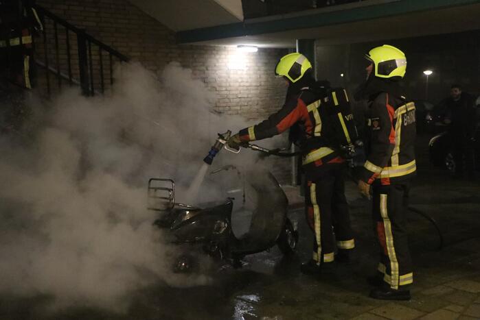 Opnieuw scooter in brand gestoken