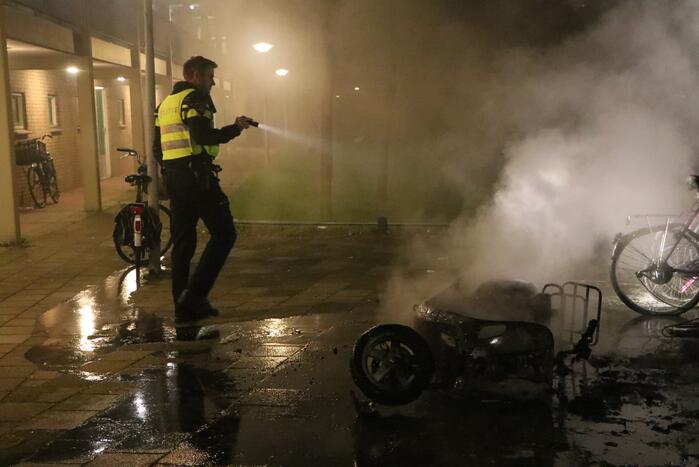 Opnieuw scooter in brand gestoken