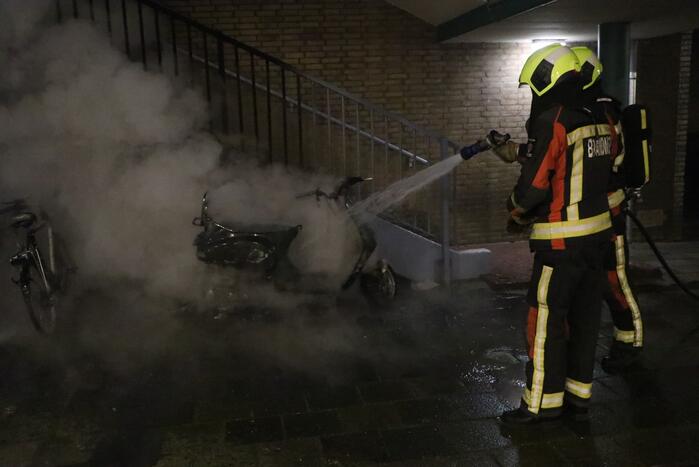 Opnieuw scooter in brand gestoken