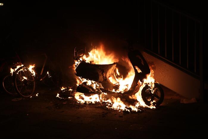 Opnieuw scooter in brand gestoken