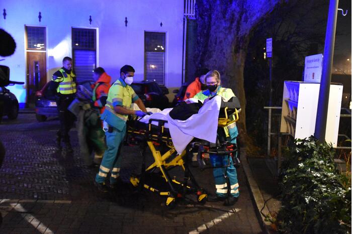 Brandweer redt man uit water