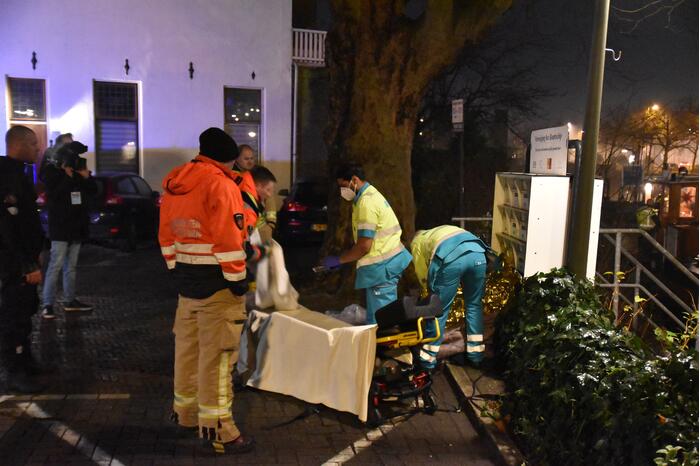 Brandweer redt man uit water