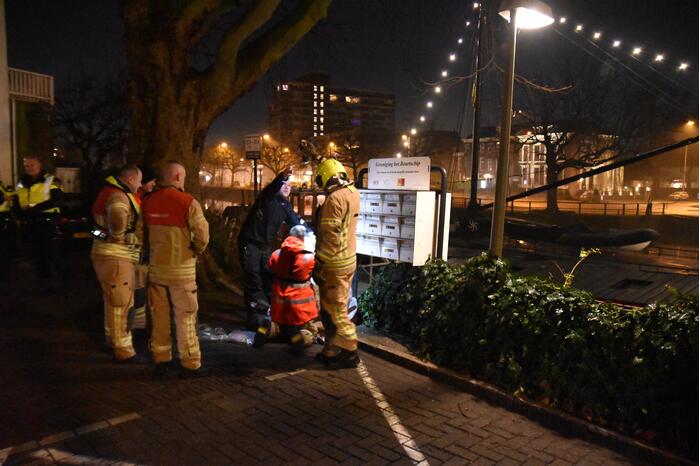 Brandweer redt man uit water