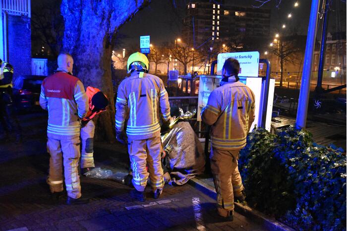 Brandweer redt man uit water