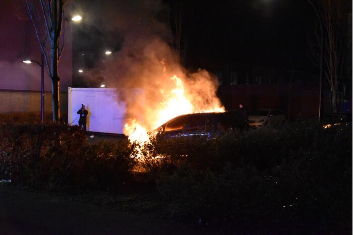 Auto in vlammen opgegaan