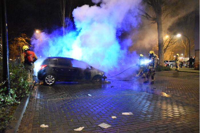 Auto in vlammen opgegaan