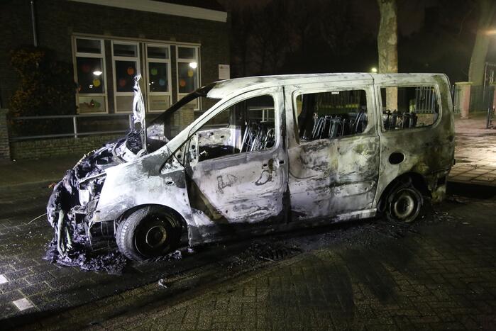 Bestelbus voor De Windroos volledig uitgebrand