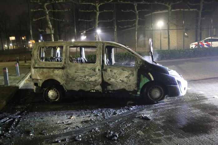 Bestelbus voor De Windroos volledig uitgebrand