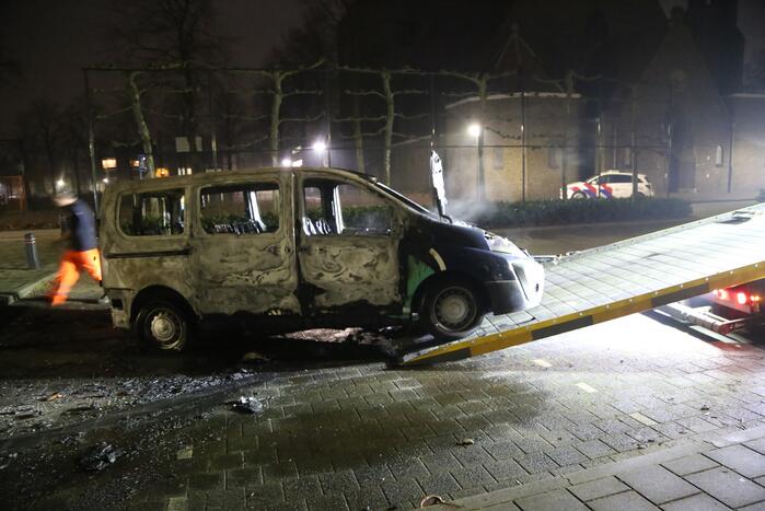 Bestelbus voor De Windroos volledig uitgebrand