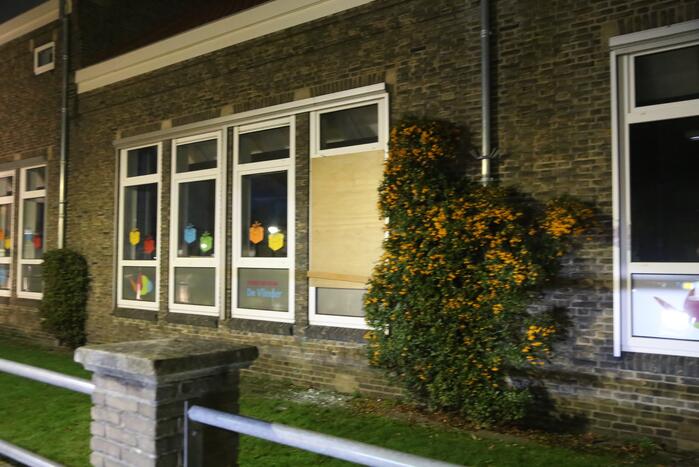 Bestelbus voor De Windroos volledig uitgebrand