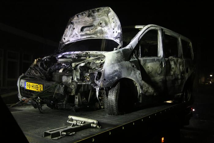 Bestelbus voor De Windroos volledig uitgebrand