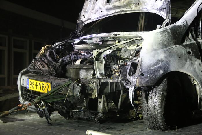 Bestelbus voor De Windroos volledig uitgebrand