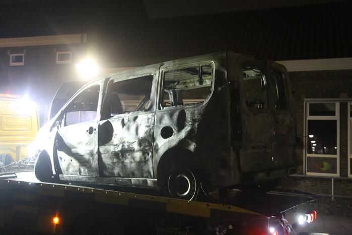 Bestelbus voor De Windroos volledig uitgebrand