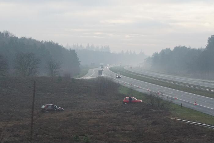 Twee auto's vliegen van de snelweg af door gladheid