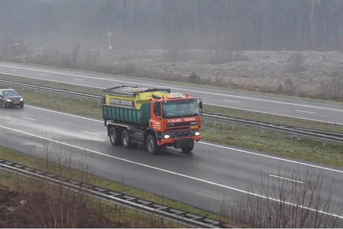 Twee auto's vliegen van de snelweg af door gladheid